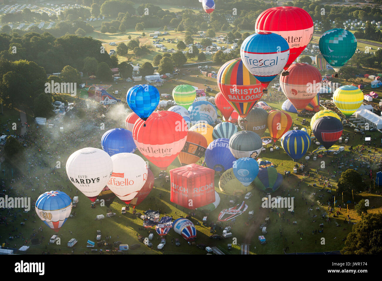 I palloni ad aria calda al di sopra del sito di lancio per volare sopra Bristol durante la salita di massa, dove mongolfiere provenienti da tutto il mondo si riuniranno a Ashton Court, Bristol, a prendere parte al Bristol International Balloon Fiesta. Foto Stock