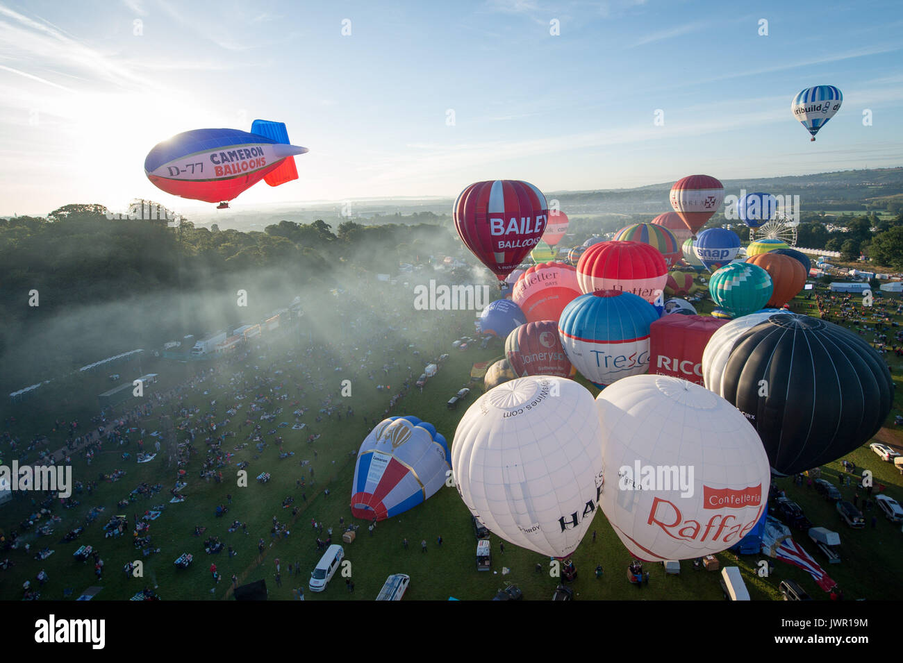 I palloni ad aria calda al di sopra del sito di lancio per volare sopra Bristol durante la salita di massa, dove mongolfiere provenienti da tutto il mondo si riuniranno a Ashton Court, Bristol, a prendere parte al Bristol International Balloon Fiesta. Foto Stock
