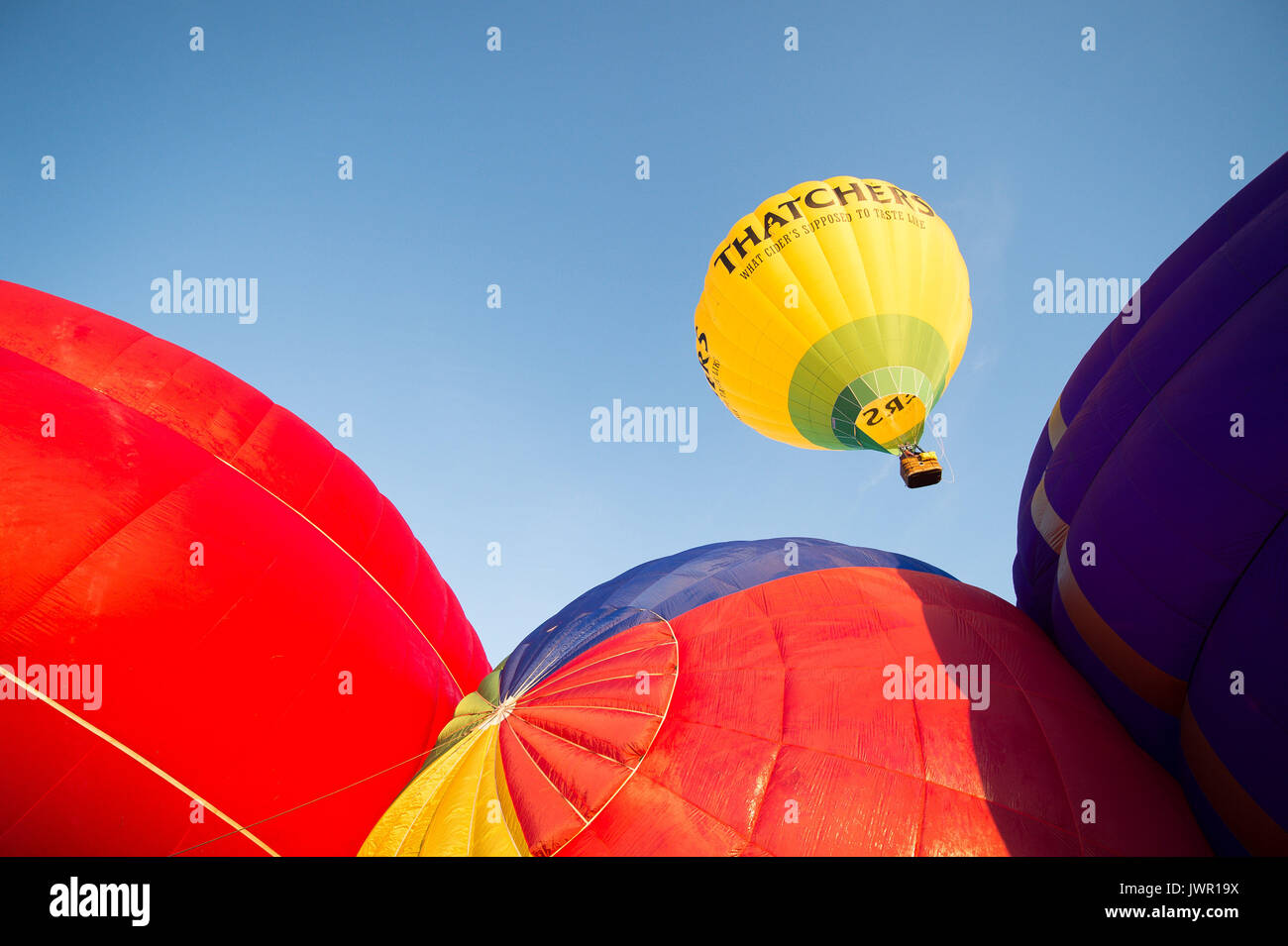 I palloni ad aria calda togliere dal sito di lancio durante la salita di massa, dove mongolfiere provenienti da tutto il mondo si riuniranno a Ashton Court, Bristol, a prendere parte al Bristol International Balloon Fiesta. Foto Stock