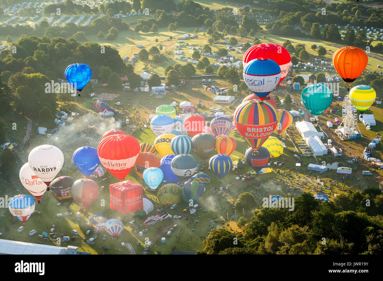 I palloni ad aria calda al di sopra del sito di lancio per volare sopra Bristol durante la salita di massa, dove mongolfiere provenienti da tutto il mondo si riuniranno a Ashton Court, Bristol, a prendere parte al Bristol International Balloon Fiesta. Foto Stock