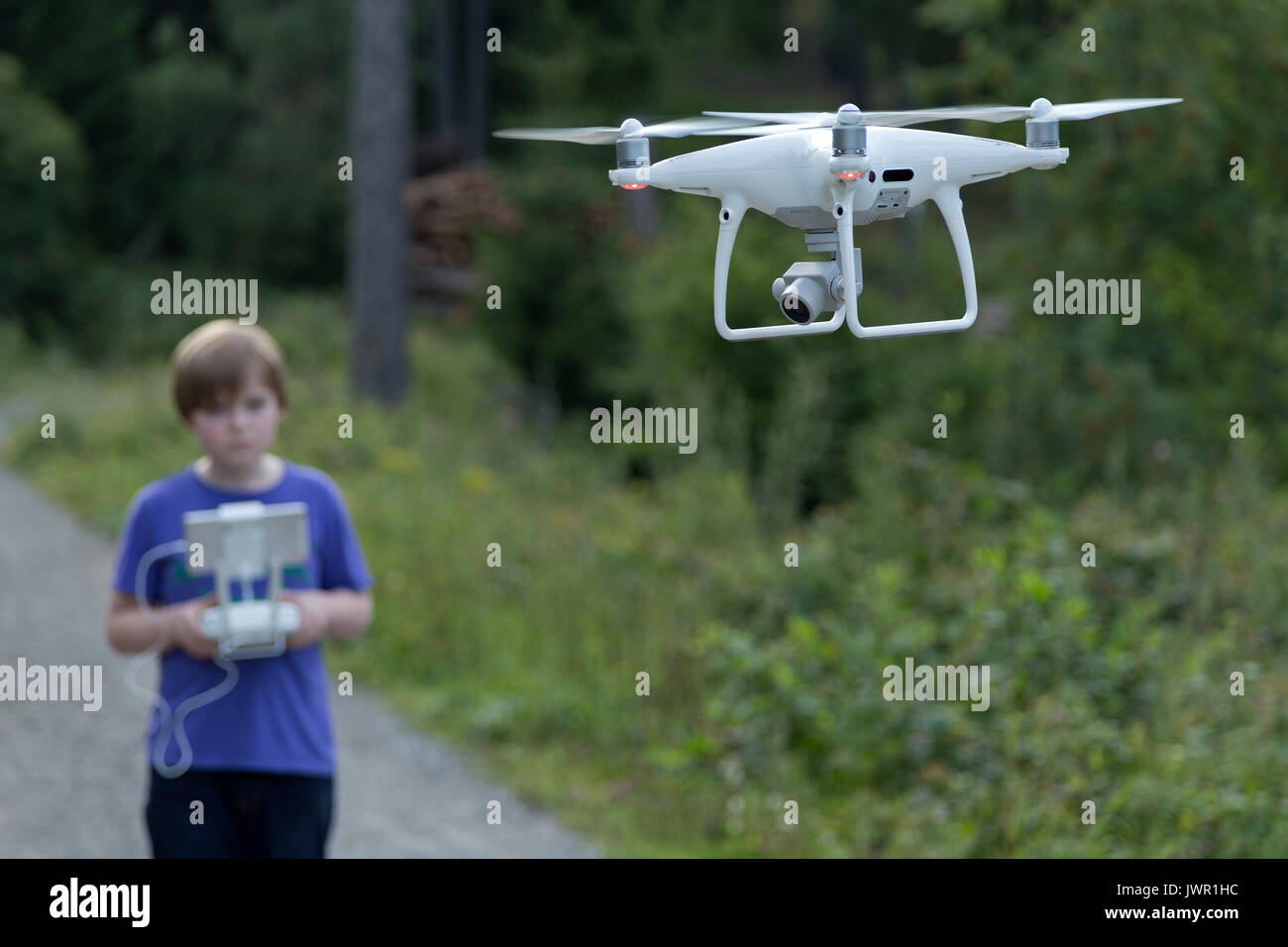 Ragazzo giovane battenti un drone Foto Stock