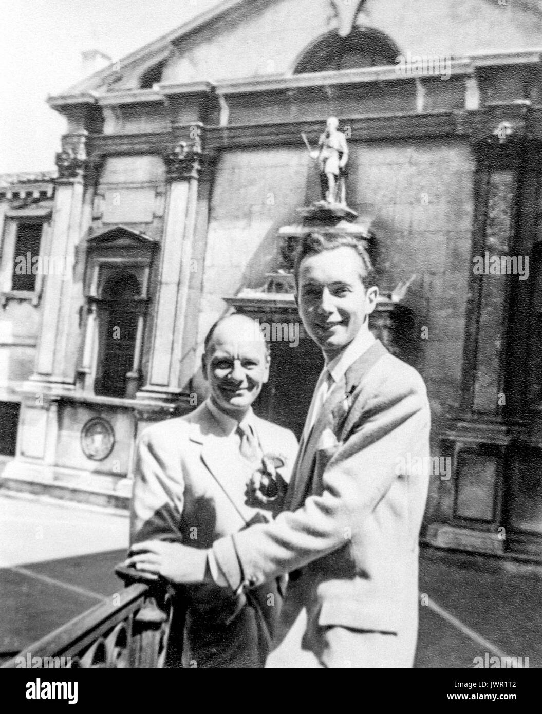 Raccogliere le foto di Sir John Gielgud, dalla collezione di Paolo Anstee: Paolo e Sir John a Venezia, Aprile 1955 Foto Stock