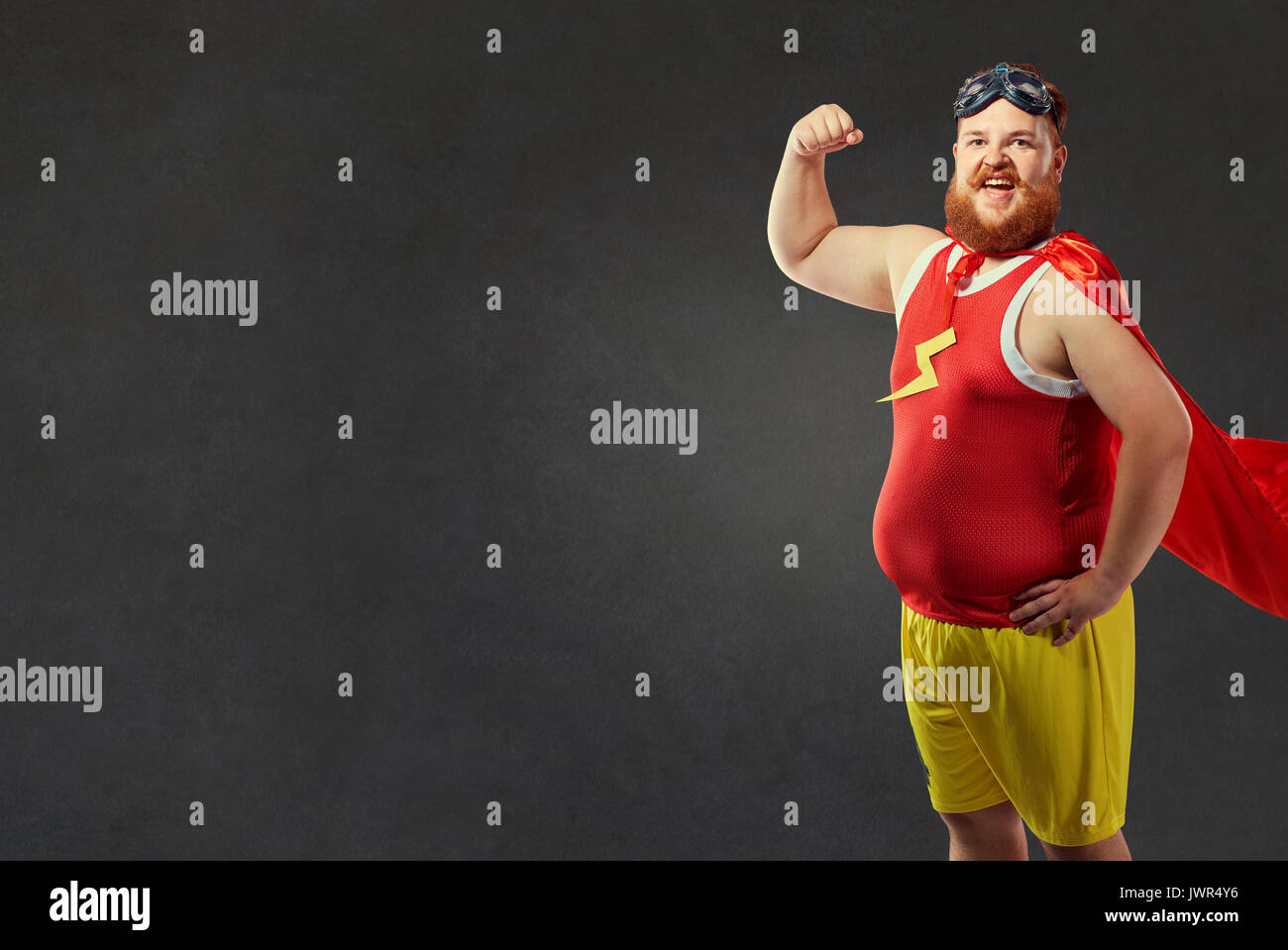 Un divertente uomo grasso in un costume da supereroe Foto stock - Alamy
