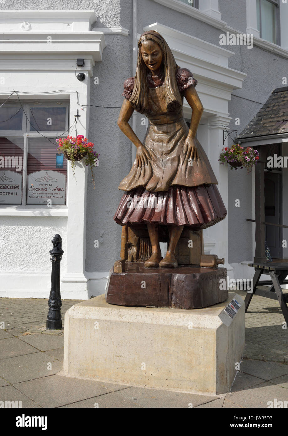 Alice nel paese delle meraviglie carving in Llandudno North Wales Foto Stock