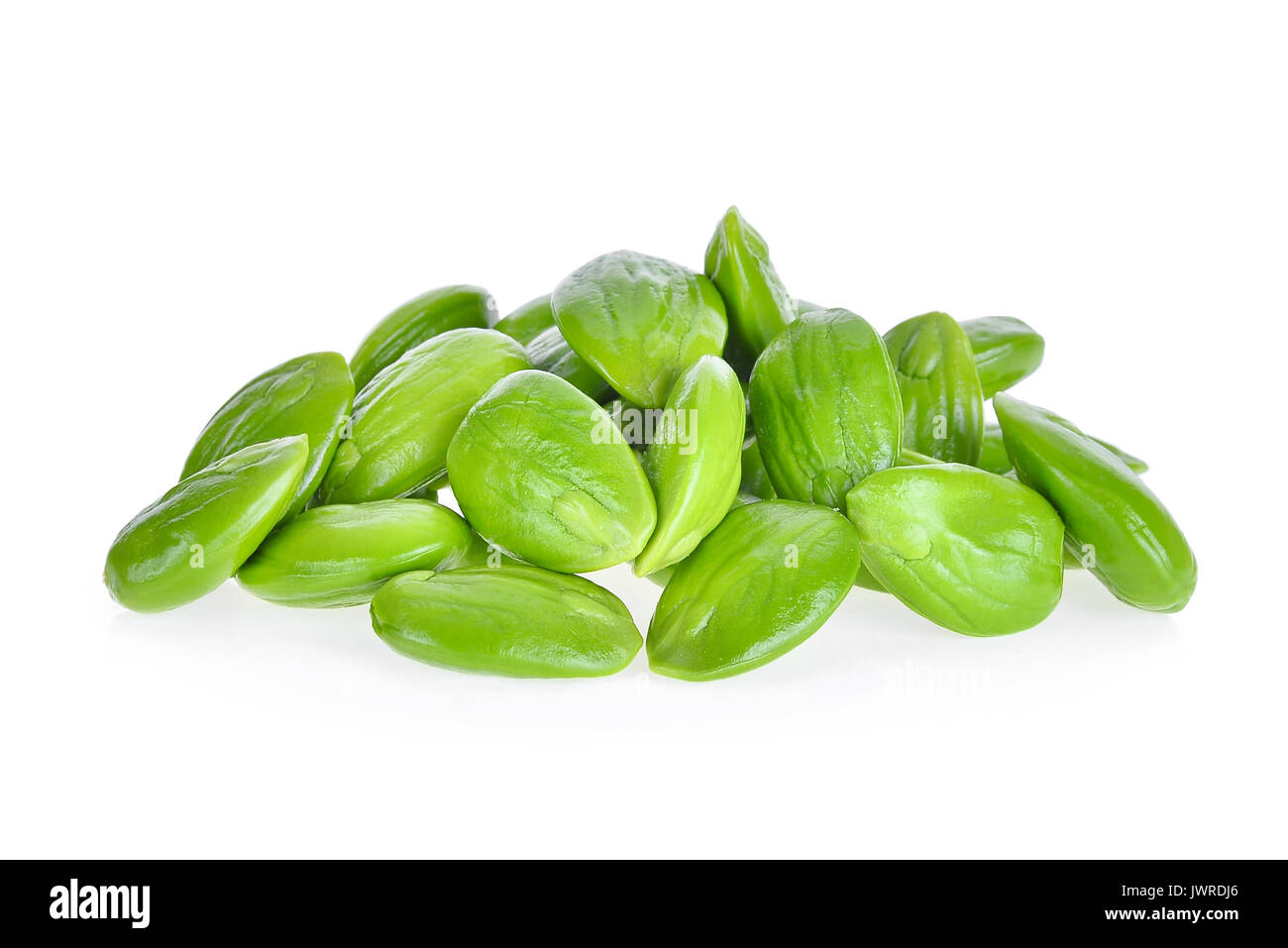 Pila di sato, parkia speciosa semi o amaro bean isolati su sfondo bianco Foto Stock