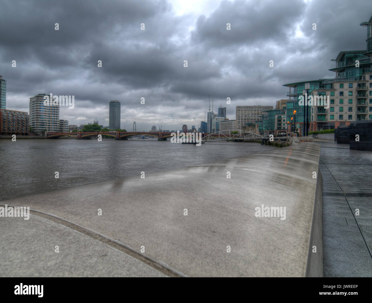 Sud argine fiume Thames, London REGNO UNITO il giorno piovoso con nuvole grigio Foto Stock