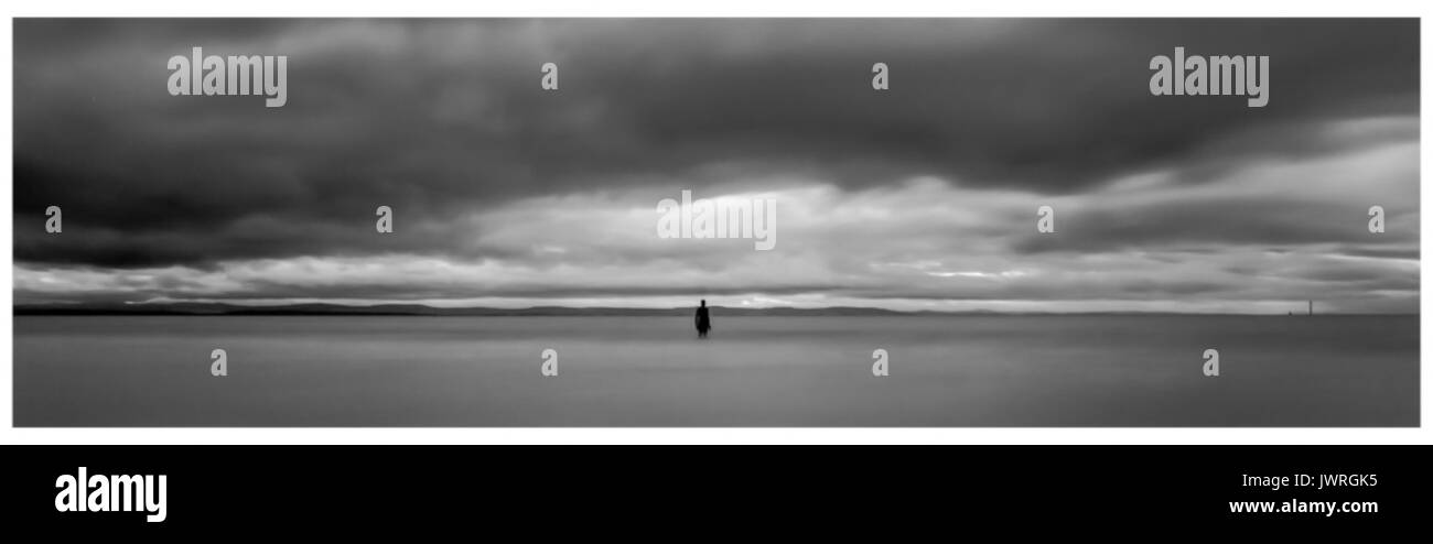 Foto in bianco e nero di Crosby Beach con un uomo del ferro in vista Foto Stock