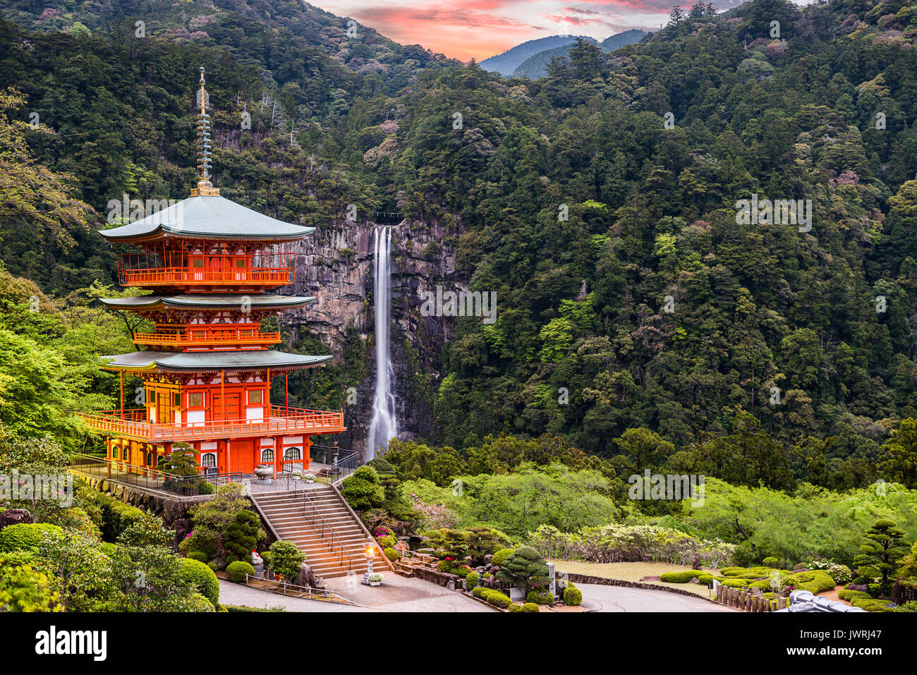 La Nachi, Giappone presso la pagoda di Seigantoji e Nachi no Taki cascata. Foto Stock