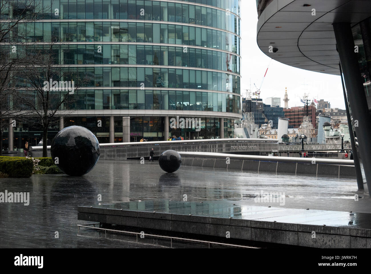 Londra Inghilterra, vicino al fiume Tamigi, Glass Office Building, quartiere finanziario, City of London, Wet Pavement, commerciale, commerciale, d'affari, piovuto Foto Stock