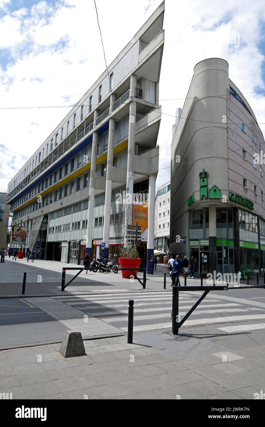 Il centro commerciale e area per lo shopping e gli alloggi sociali, nel cuore di St Denis, appena a nord di , & contigui con Parigi, una zona trafficata Foto Stock