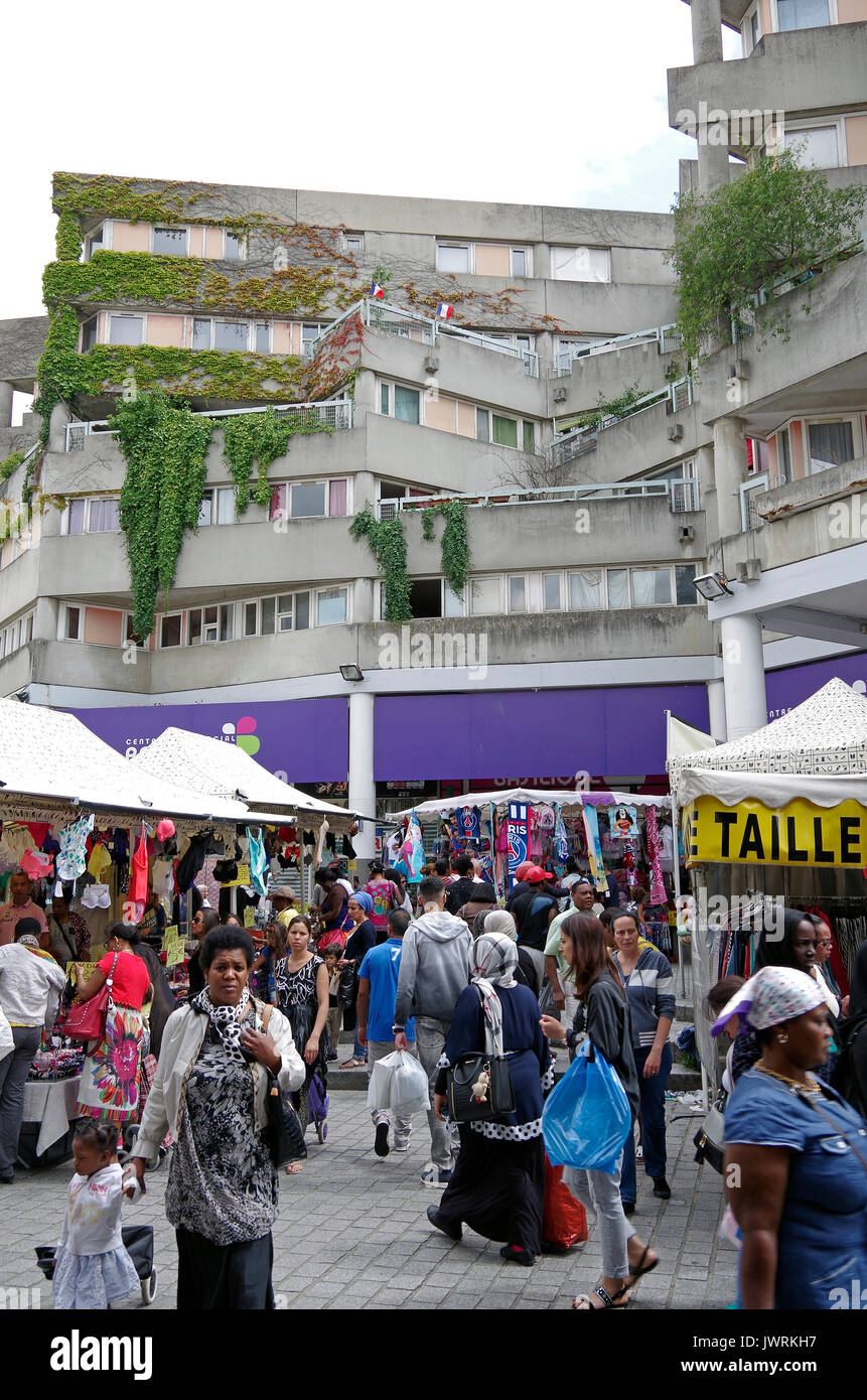 Il centro commerciale e area per lo shopping e gli alloggi sociali, nel cuore di St Denis, appena a nord di , & contigui con Parigi, una zona trafficata Foto Stock