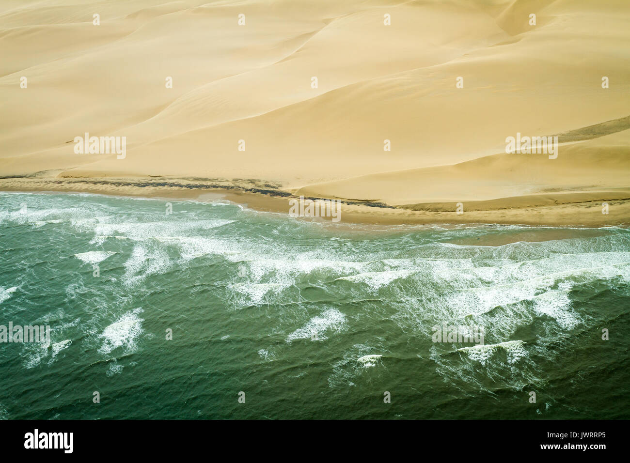 Oceano atlantico incontra il deserto del Namib le onde e le dune di sabbia orizzontale Foto Stock