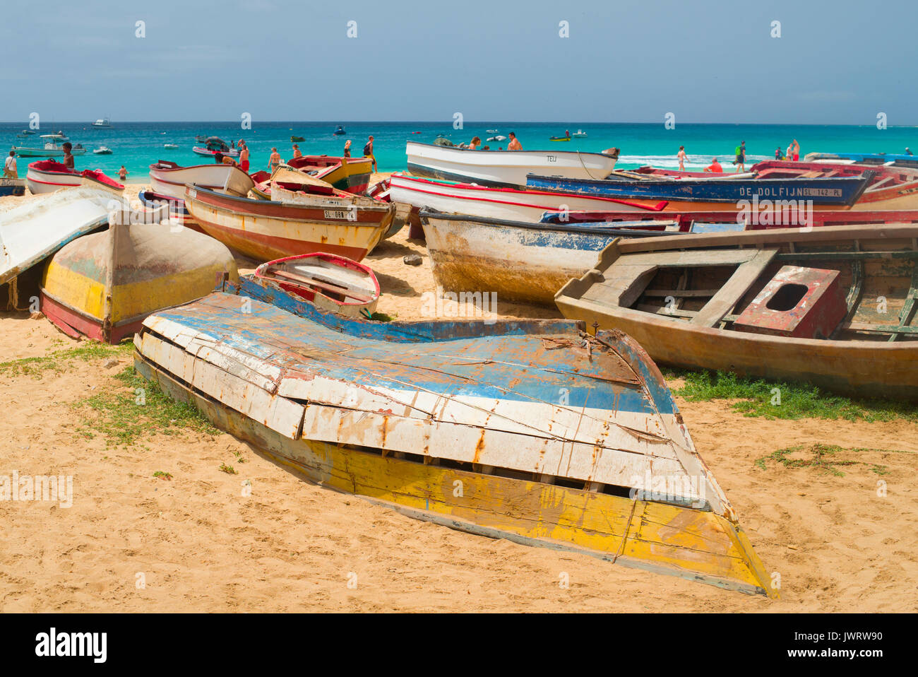 Vecchie barche sulla spiaggia, Capo Verde Foto Stock