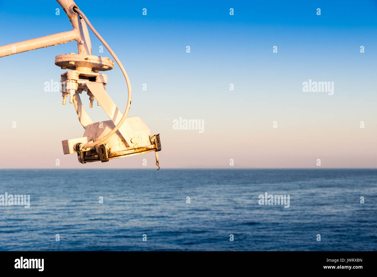 Canale di Piombino incrocio con ferry boat in estate Foto Stock