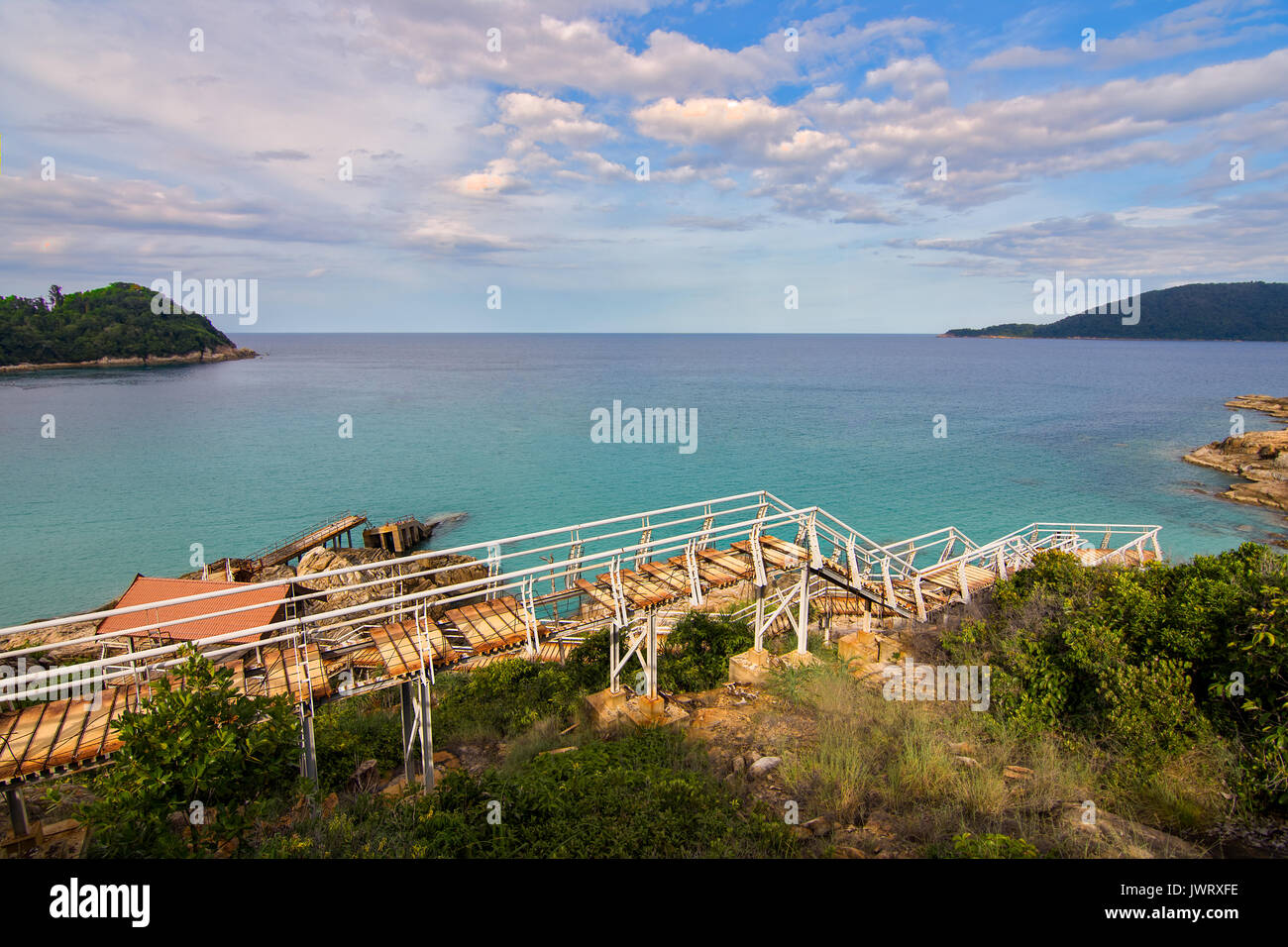 Scale di calcestruzzo e il cammino che conduce in basso verso il 'rotto pier" in un paradiso alloggiamento vuoto su Perhentian Kecil, Malaysia. Foto Stock