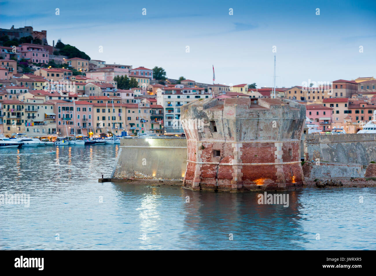Canale di Piombino incrocio con ferry boat in estate Foto Stock