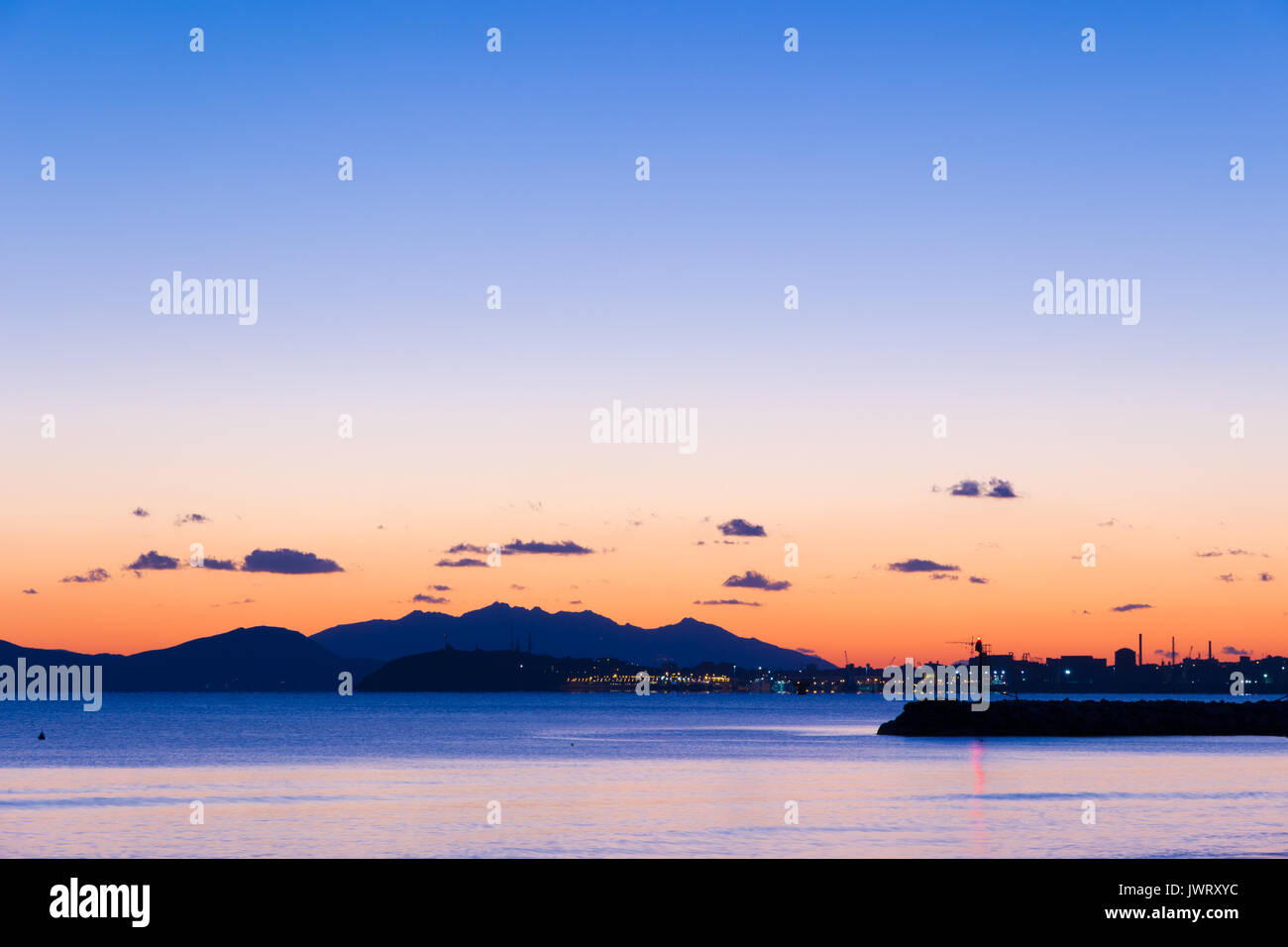 Sunsen in inverno sul mare guardando il canale di Piombino Foto Stock