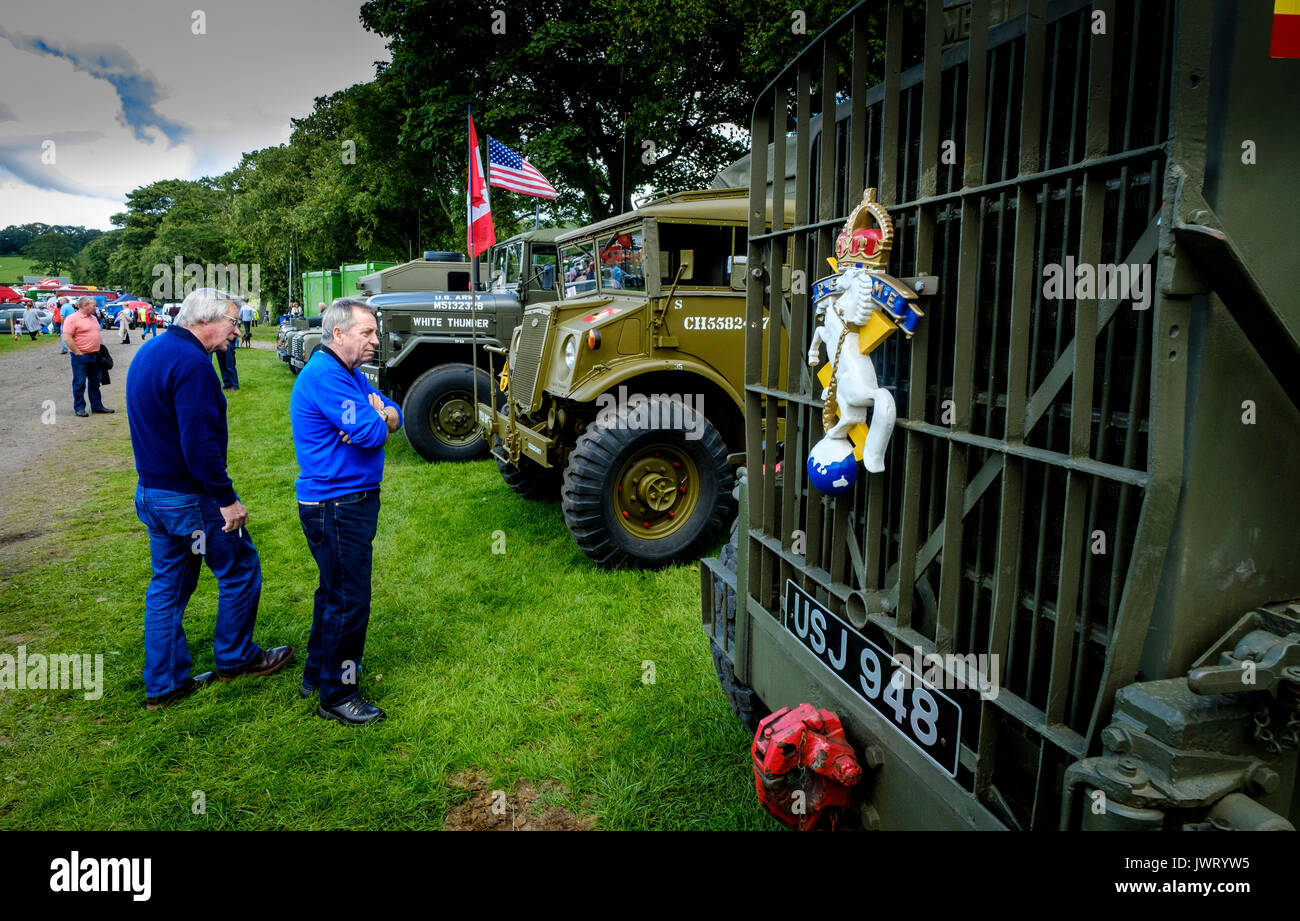 Biggar, South Lanarkshire - 44th Vintage Rally del veicolo. Due uomini ammirare i veicoli militari. Foto Stock