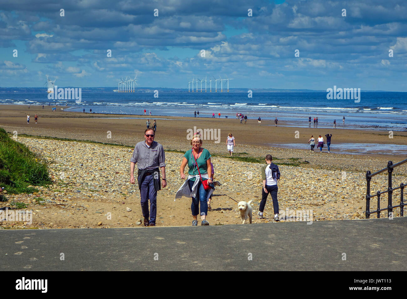 La gente sulla spiaggia, estate, Saltburn dal mare, North Yorkshire, Inghilterra Foto Stock