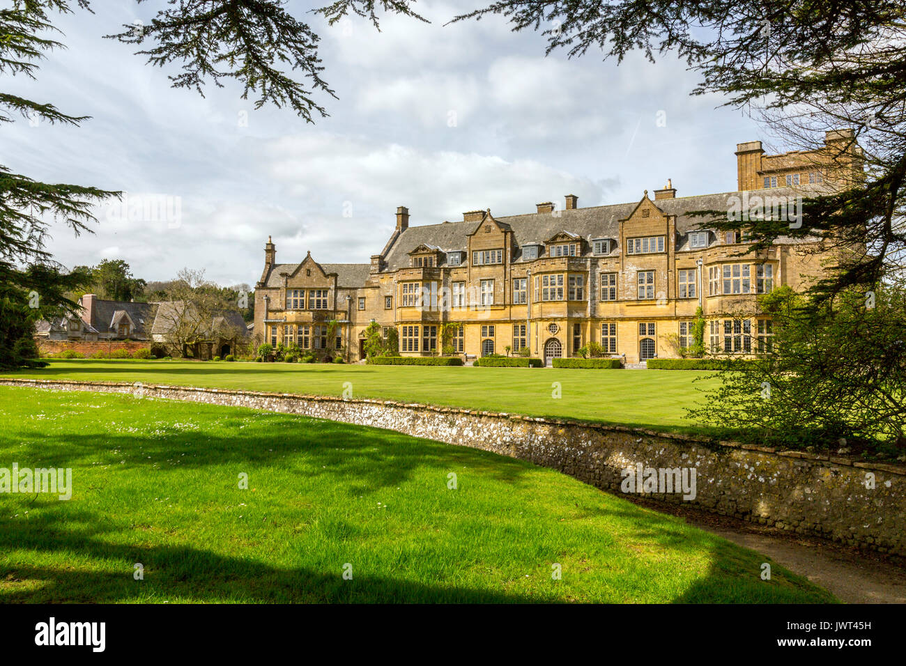 Il fronte sud di Minterne House e i suoi ha-ha nel Dorset, England, Regno Unito Foto Stock