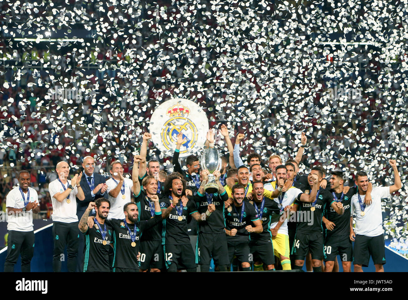 Skopje, ERIM - Agosto 8,2017: Real Madrid celebra con il trofeo dopo aver sconfitto il Manchester United 2-1 durante il Super Cup finale di partita di calcio a Foto Stock