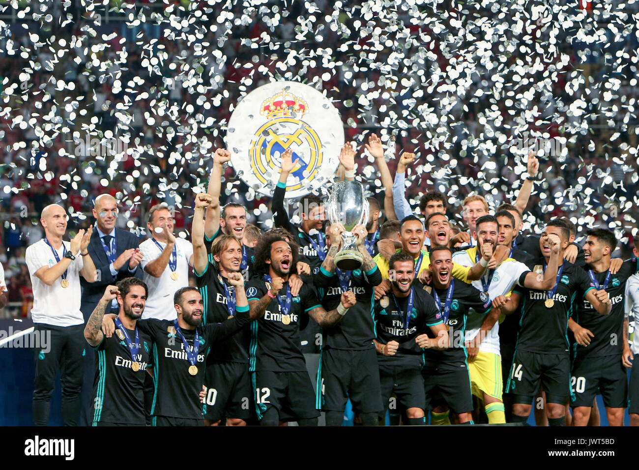 Skopje, ERIM - Agosto 8,2017: Real Madrid celebra con il trofeo dopo aver sconfitto il Manchester United 2-1 durante il Super Cup finale di partita di calcio a Foto Stock