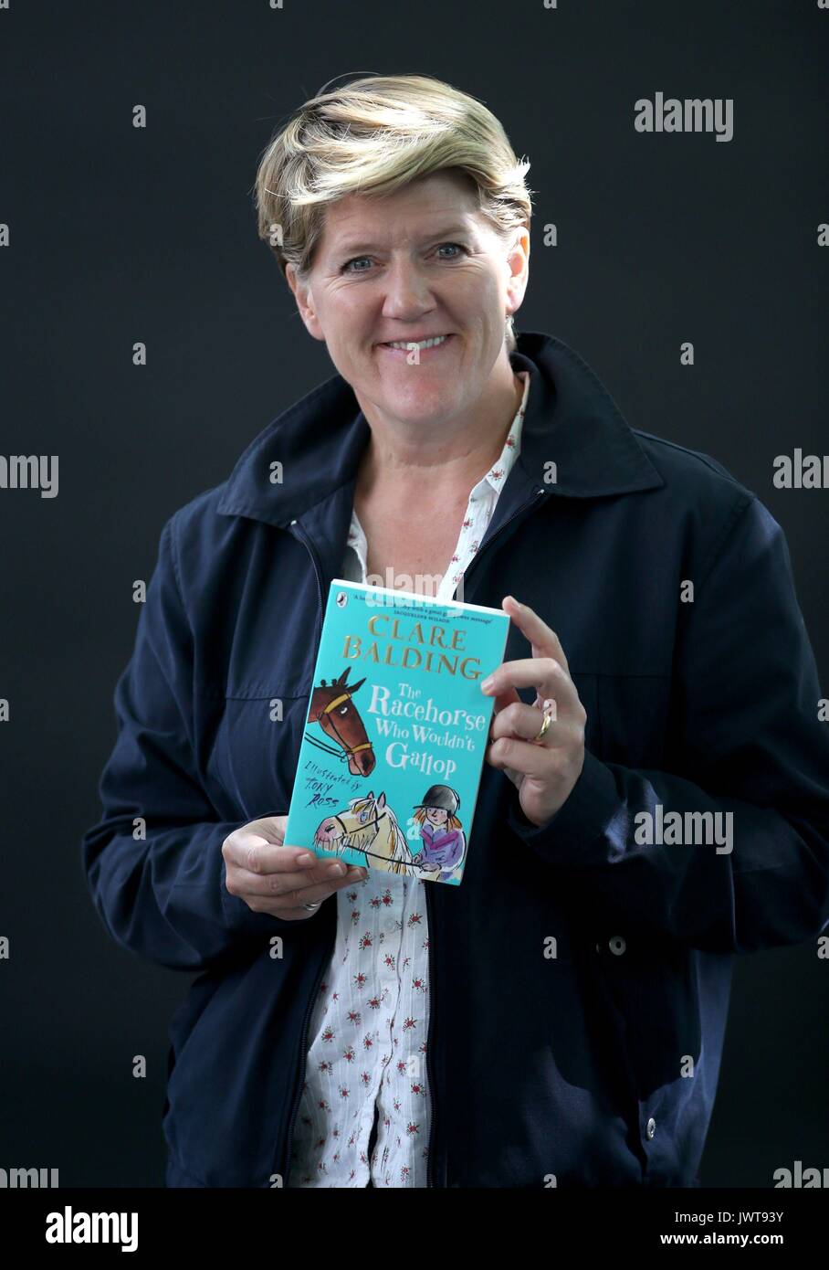 Emittente e autore di Clare Balding al Edinburgh International Book Festival 2017 dove ha presentato il suo debutto libro per bambini il cavallo da corsa che non avrebbe galoppo. Foto Stock