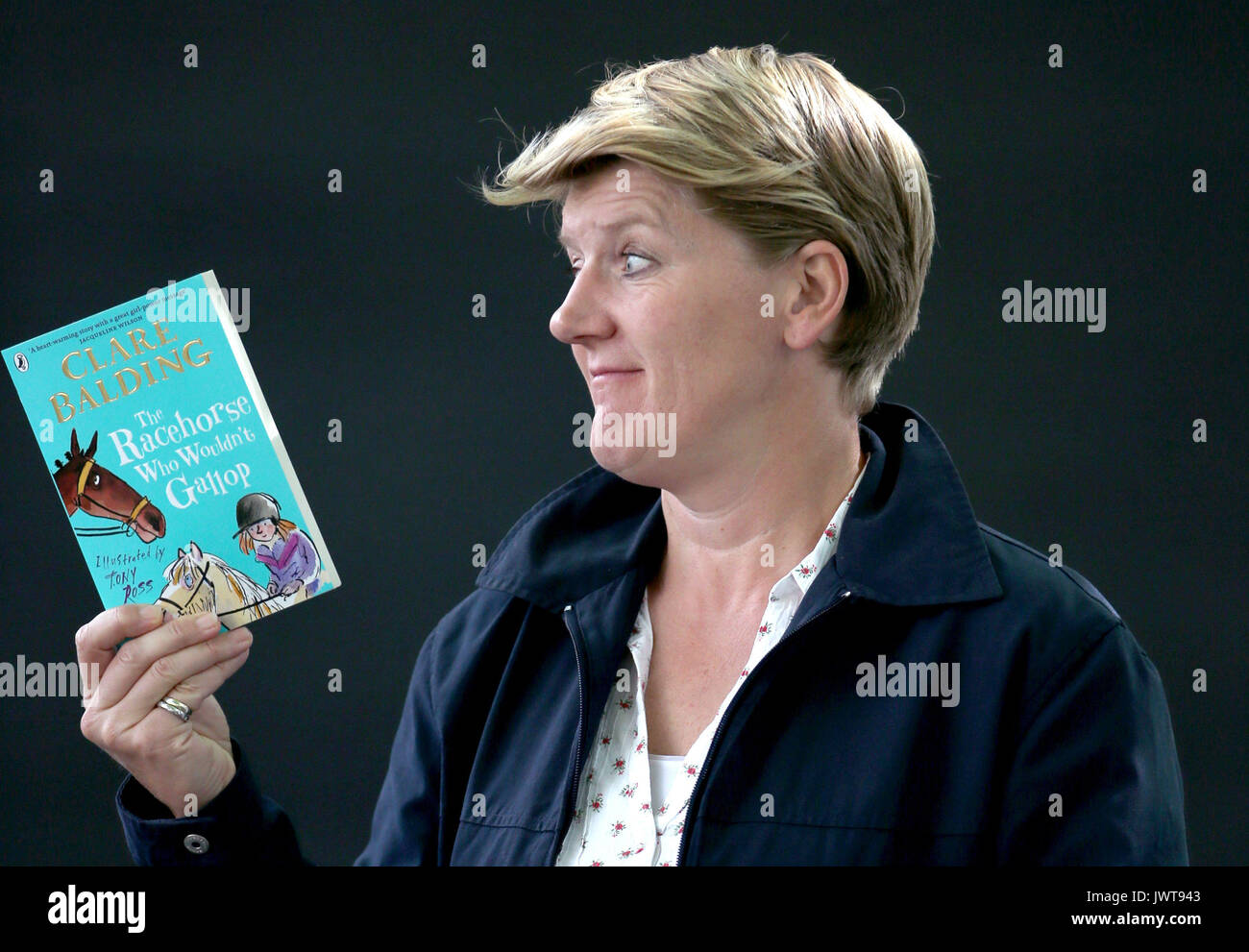 Emittente e autore di Clare Balding al Edinburgh International Book Festival 2017 dove ha presentato il suo debutto libro per bambini il cavallo da corsa che non avrebbe galoppo. Foto Stock