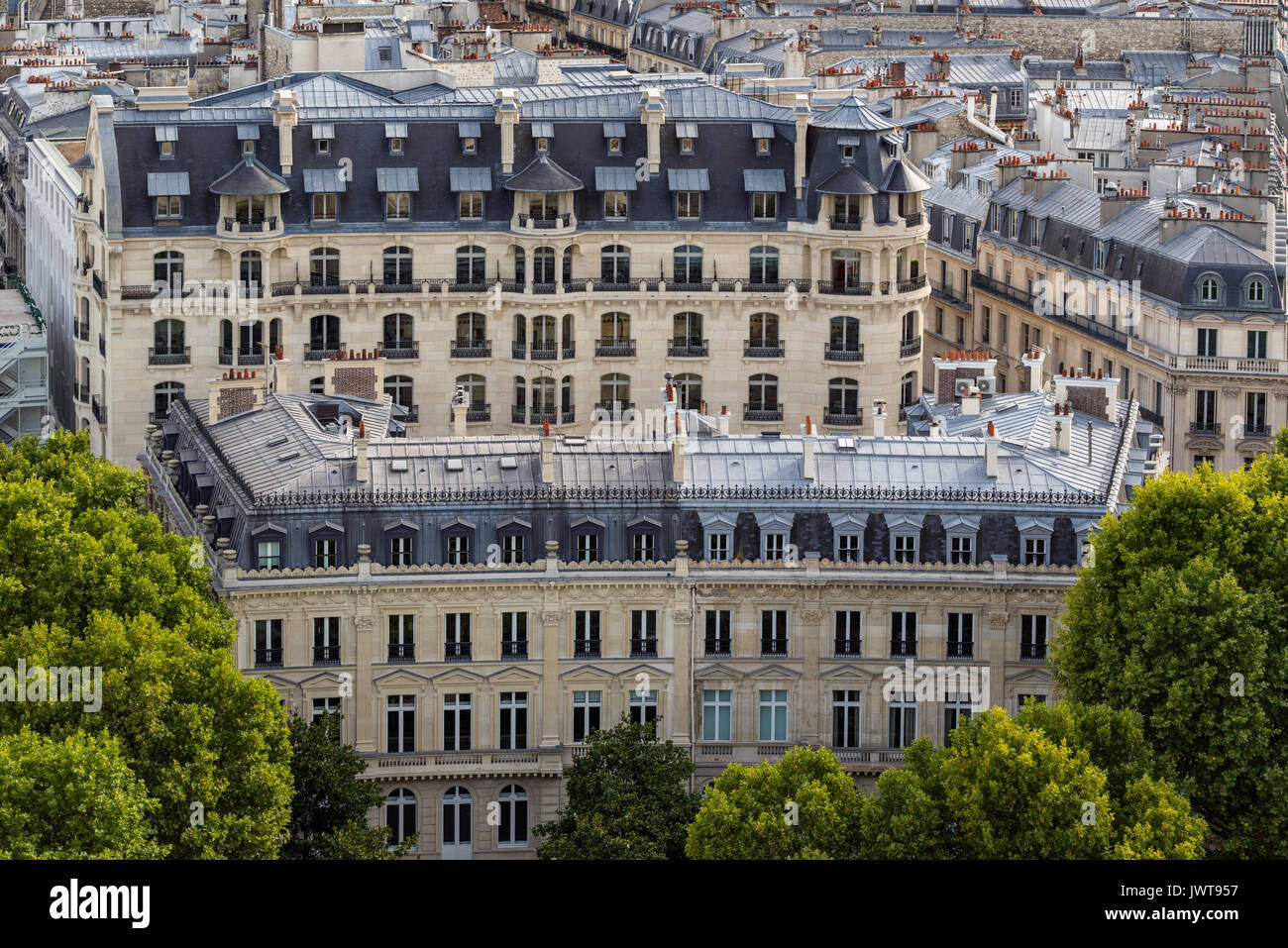 Edificio in stile haussmanniano, facciate e tetti a mansarda in estate. Sedicesimo arrondissement di Parigi. Francia Foto Stock