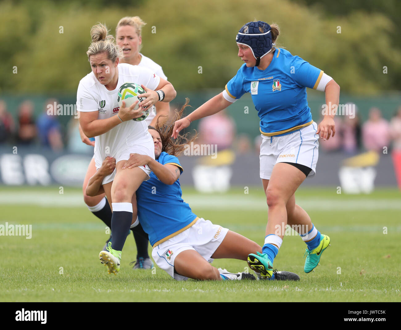 Dell'Inghilterra Noel-Smith Izzy viene affrontato mediante l'Italia Sara  Barattin durante il 2017 le donne la Coppa del Mondo di Rugby, Pool B  corrispondono a UCD Billings Park, Dublin Foto stock - Alamy