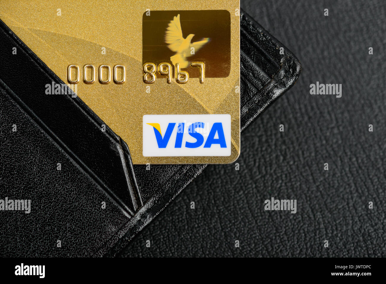 Moscowi, Russia - Agosto 05, 2017: Oro Visa carte di credito nel portafoglio close up Foto Stock