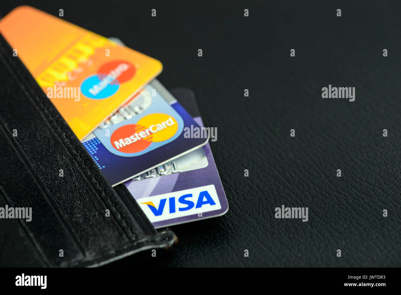 Moscowi, Russia - Agosto 05, 2017: le carte di credito Visa e Mastercard in portafoglio in pelle Foto Stock