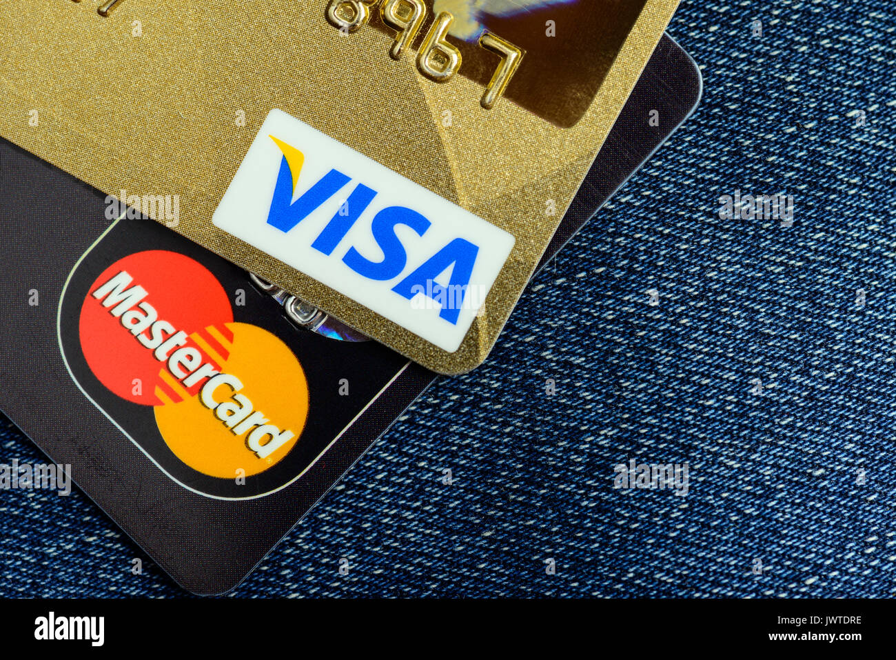 Moscowi, Russia - Agosto 05, 2017: le carte di credito Visa e Mastercard over jeans blu Foto Stock
