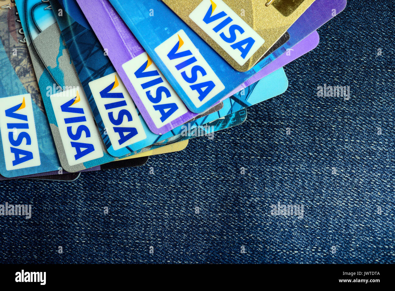 Moscowi, Russia - Agosto 05, 2017: carte di credito Visa su jeans blu Foto Stock