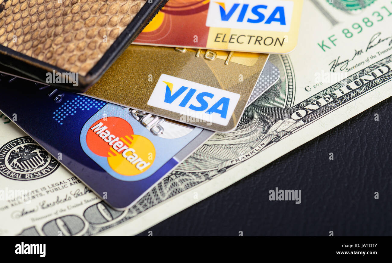 Moscowi, Russia - Agosto 05, 2017: le carte di credito Visa e Mastercard in portafoglio close up Foto Stock