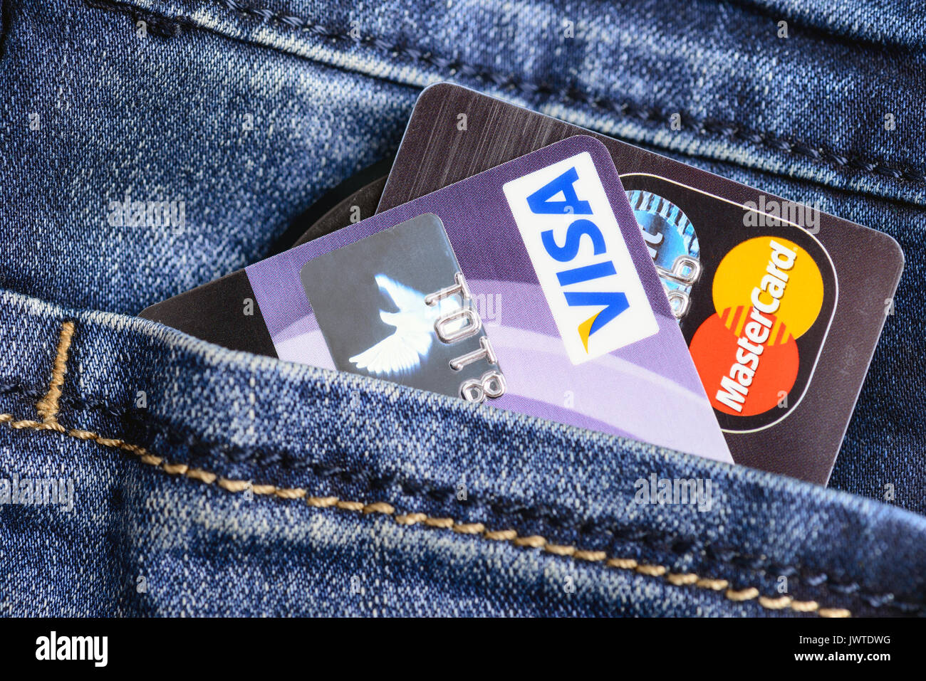Moscowi, Russia - Agosto 05, 2017: le carte di credito Visa e Mastercard in blue jeans pocket Foto Stock