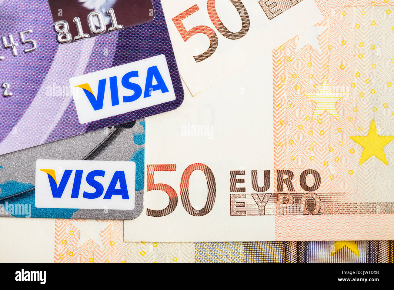 Moscowi, Russia - Agosto 05, 2017: carte di credito Visa su valuta Euro banconote Foto Stock