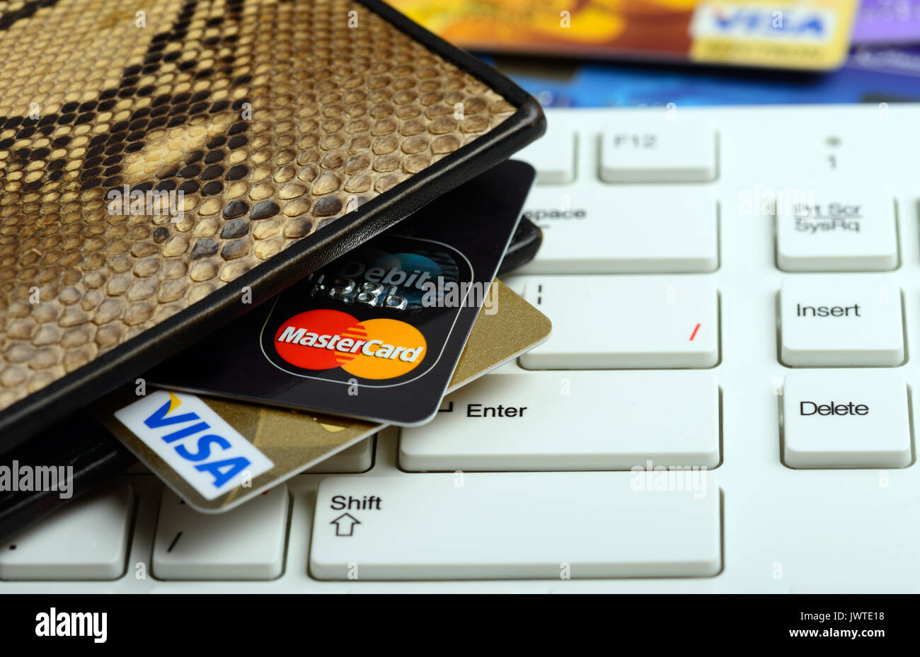 Moscowi, Russia - Agosto 05, 2017: le carte di credito Visa e Mastercard in portafoglio su tastiera bianca Foto Stock