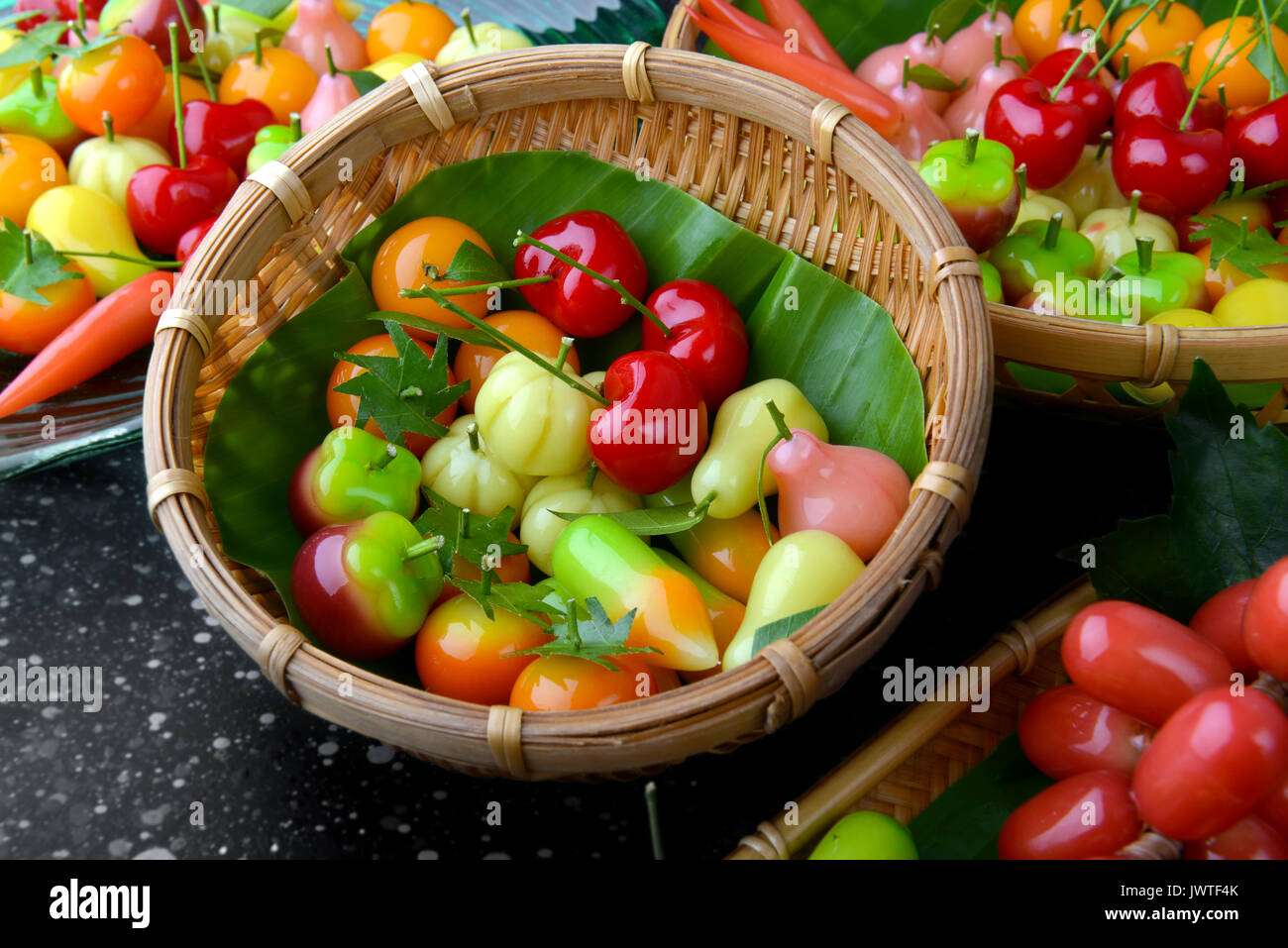 Forma di frutta o dessert guardare choop in Thailandia effettuate dal suolo i fagioli mung sculp nella frutta e nella verdura foto di stile in flash studio illuminazione. Foto Stock