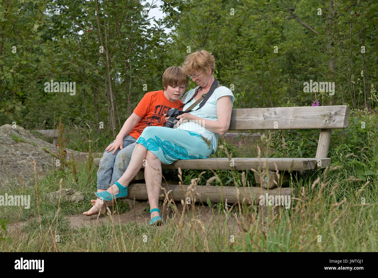 Madre e Figlio la visualizzazione le loro foto Foto Stock