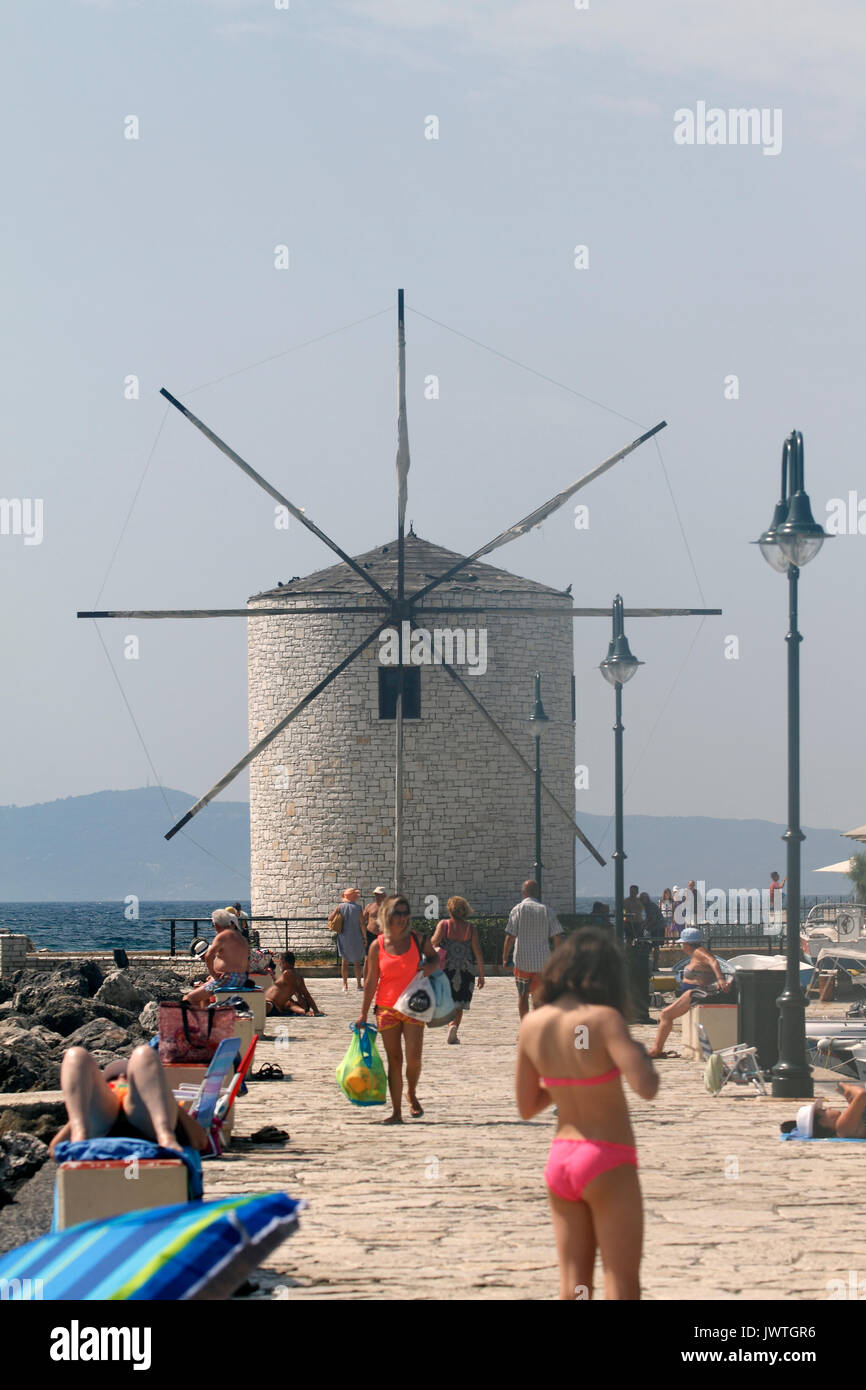 Corfu-Kerkyra: il mulino a vento e dal molo Anemomilos, alla Baia di Garitsa Anemomilos significa mulino, l'edificio nella fotografia è una ricostruzione di una versione di un Foto Stock