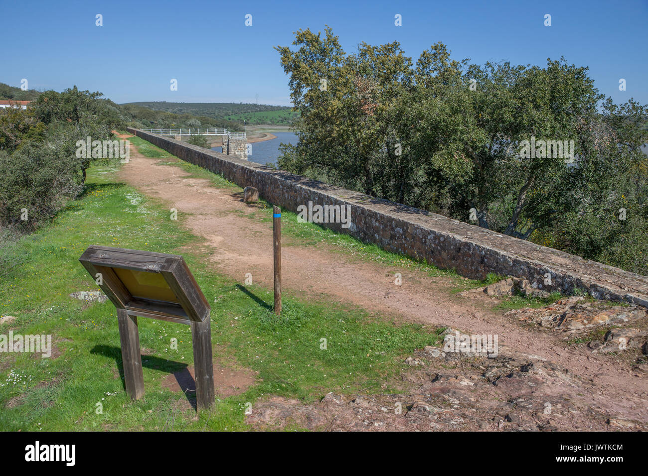 Affacciato alla diga di Cornalvo Il serbatoio dalla parte superiore della parete. Questa diga è stata dichiarata monumento nazionale su Dec xiii 1912, ed è ancora in uso nowada Foto Stock