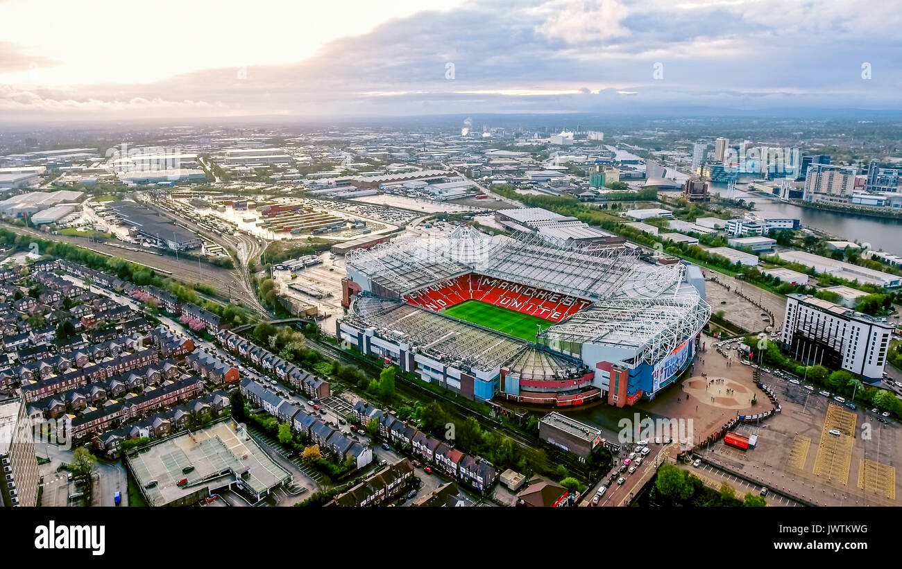 Old Trafford è uno stadio di calcio Greater Manchester Inghilterra e la casa del Manchester United. Vista aerea della mitica terra di calcio nel Regno Unito Foto Stock
