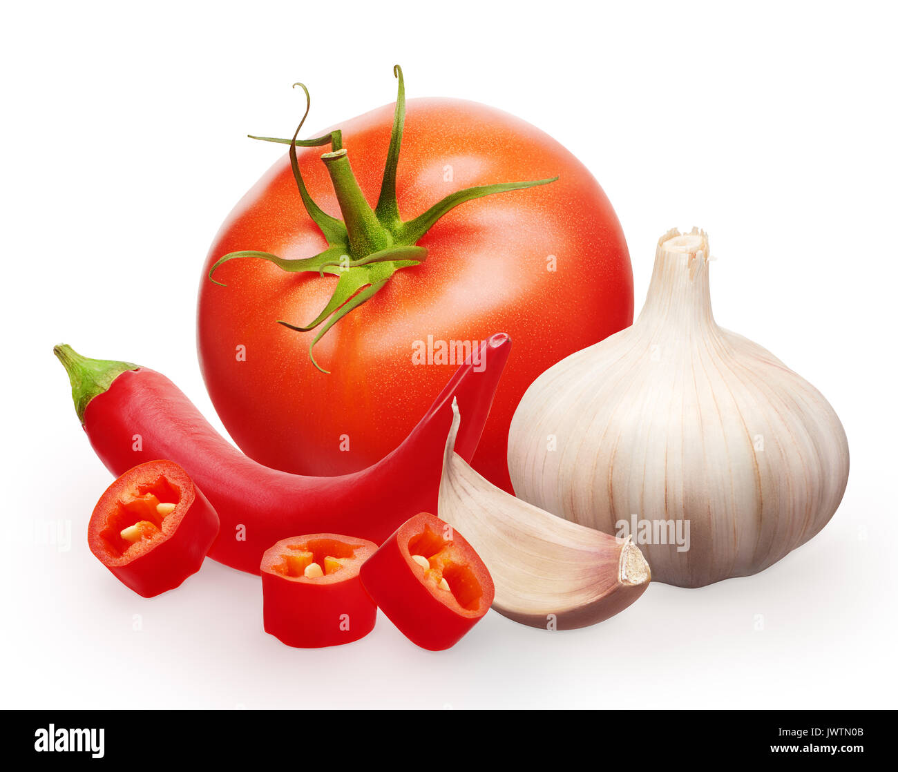 Tutto pomodori rossi freschi con foglia verde, aglio con chiodi di garofano e tagliare il peperoncino verdure isolati su sfondo bianco Foto Stock