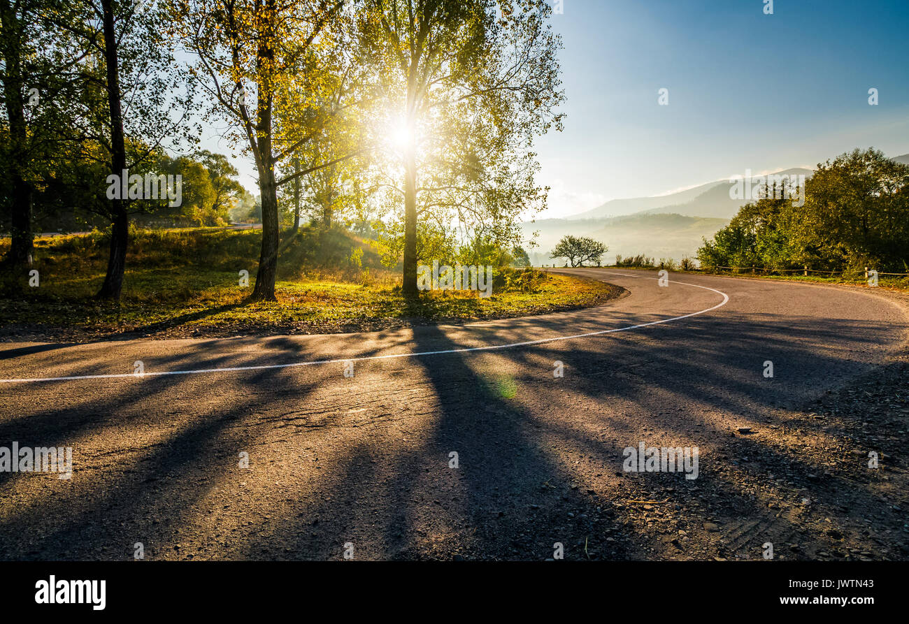 Campagna montuosa road a sunrise. bella luminosa meteo inizio autunno Foto Stock