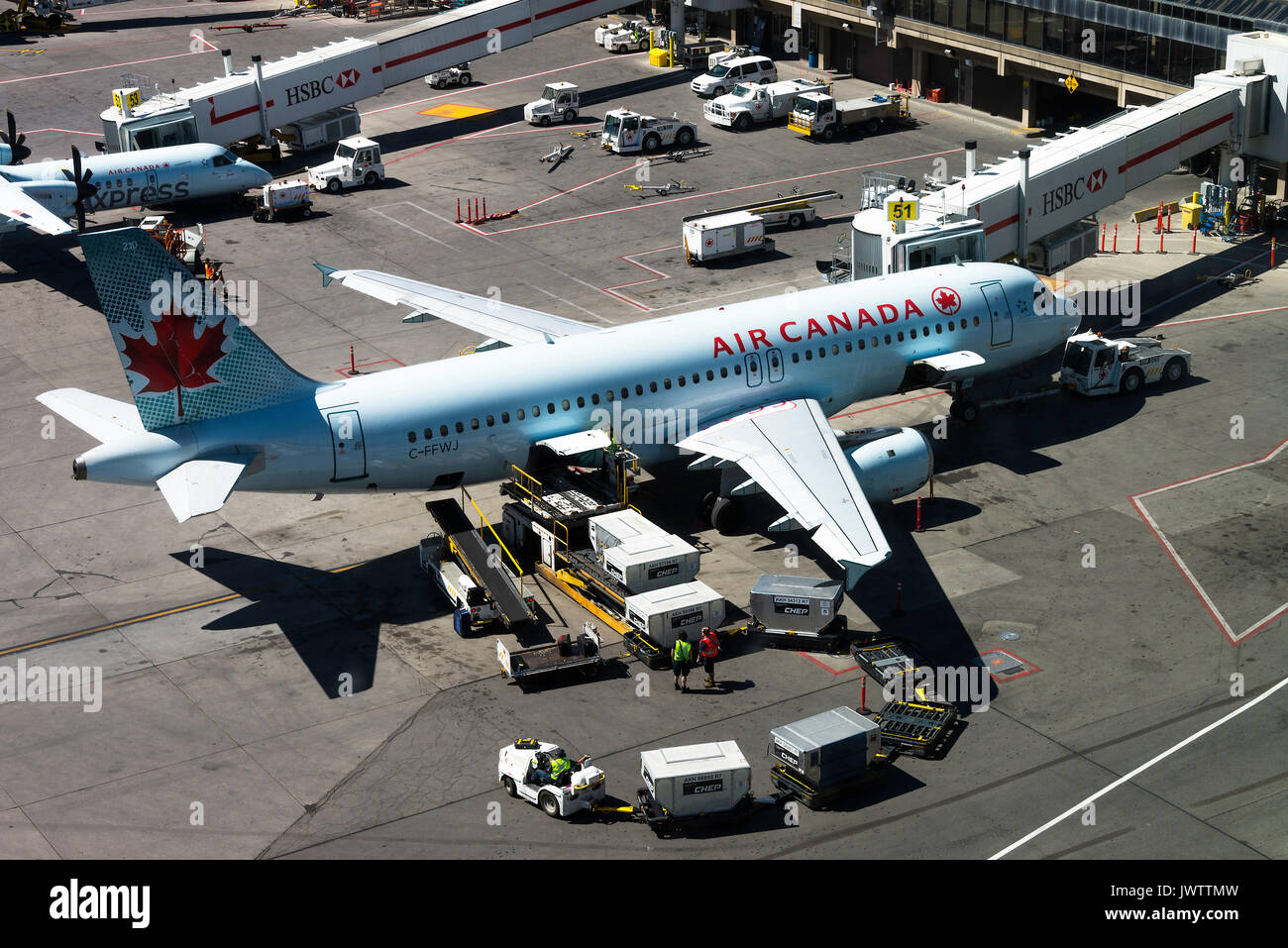 Air Canada Airline Airbus A320-211 aereo di linea C-FFWJ su supporto in attesa di partenza all'aeroporto di Calgary Alberta Canada Foto Stock