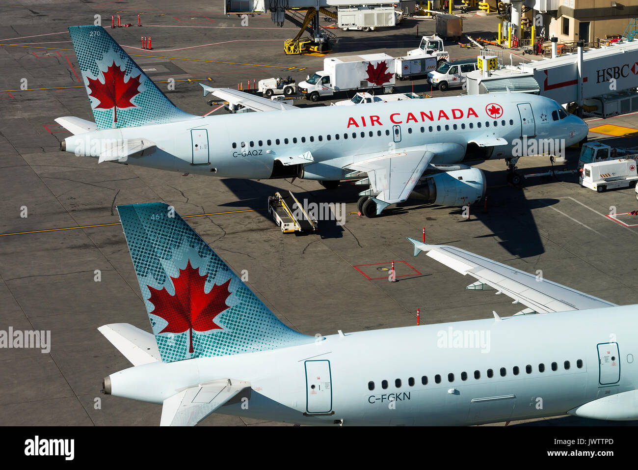 Air Canada Airline Airbus A321-211 e A319-114 aeroplani C-FGKN e C-GAQZ sui sostegni all'Aeroporto Internazionale di Calgary Alberta Canada Foto Stock