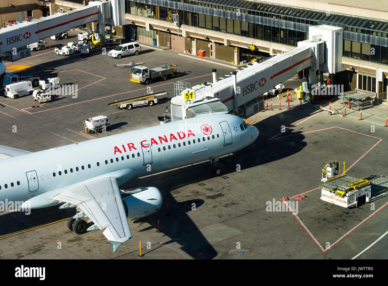 Air Canada Airline Airbus A321-211 aereo di linea C-FGKN su supporto in attesa di caricamento all'Aeroporto Internazionale di Calgary Alberta Canada Foto Stock