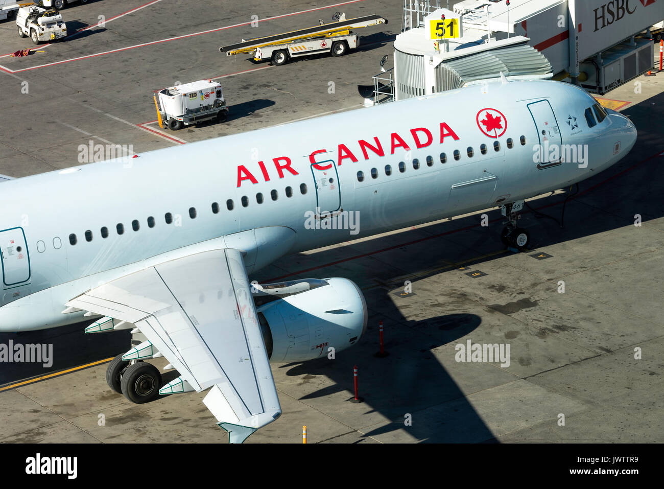 Air Canada Airline Airbus A321-211 aereo di linea C-FGKN su supporto in attesa di caricamento all'Aeroporto Internazionale di Calgary Alberta Canada Foto Stock