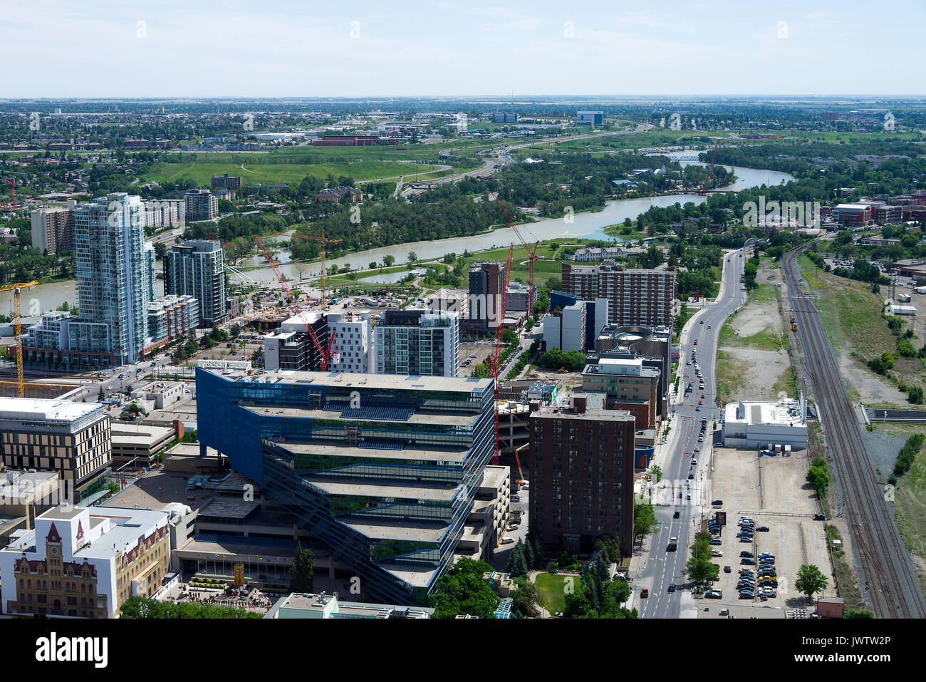 La Calgary edificio comunale ed edifici di appartamenti in centro a Calgary con il Fiume Bow Alberta Canada da Calgary Tower Foto Stock